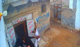 تراند اليوم : ‏ شاهد: امرأة يمنية تستدعي أبنائها لضرب ممرضة داخل مختبر طبي في الحديدة