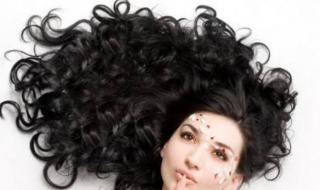 هل غسيل الشعر يوميا مضر أم مفيد؟.. «احميه من التلف»