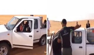 يزيد الراجحي يفزع لمساعدة شباب علقت سيارتهم في الرمال.. فيديو