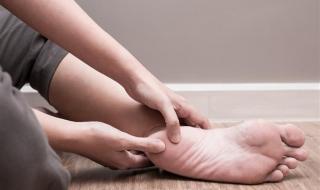 أعراض تظهر على القدمين ليلا تكشف ارتفاع الكوليسترول في الدم