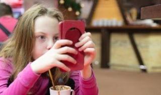 كيف يؤثر الهاتف المحمول على صحة السمع عند الأطفال؟.. طرق الوقاية