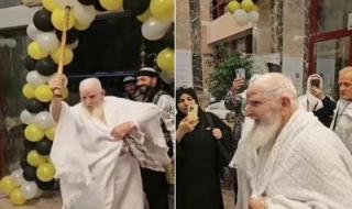شاهد.. حاج سوري مسن يرقص بالعصا فرحا بالوصول إلى مكة لأداء مناسك الحج