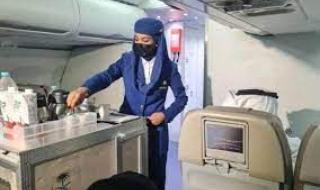 ما الذي تفعله المضيفات عندما ينام المسافرون..مضيفة طيران سعودية تكشف 10 أشياء عن الطائرات