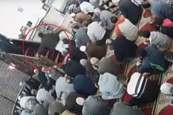 تراند اليوم : فيديو- خطيب مسجد في مصر يوجه ضربة قاضية لشخص تسلل بين المصلين واعتدي عليه..