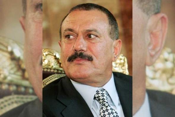 شاهد..( صورة نادرة ) للرئيس الراحل " صالح " في هيئة مغايرة ومؤثرة تكشف الجزء الغير معروف من شخصية " الزعيم" !