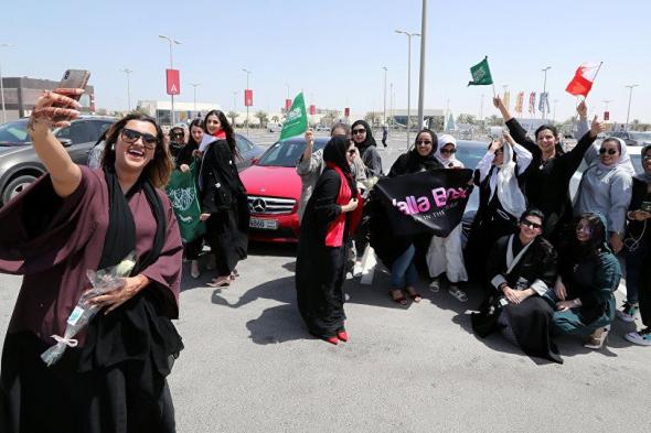 رقص مثير لحسناوات سعوديات في شوارع الرياض .. شاهد بـ‘‘الفيديو’’ إلى أين وصلت الأمور؟؟!