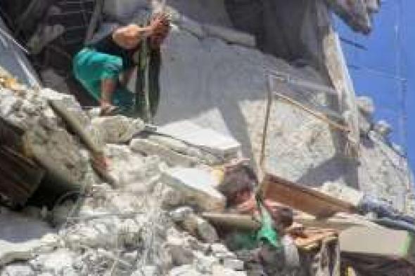 فتاة صغيرة تنقذ اختها من الموت بعد قصف على بلدة أريحا السورية