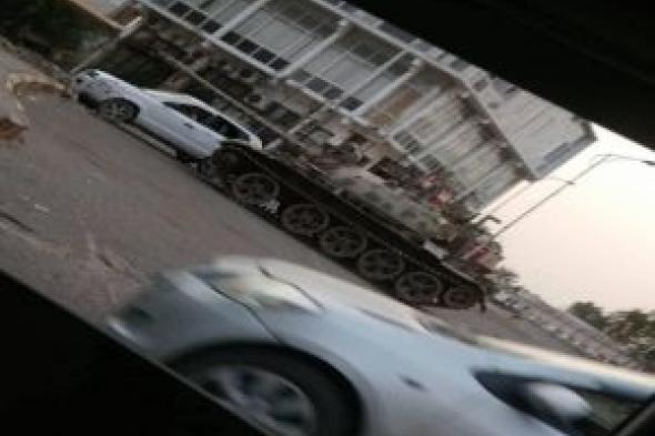 عاجل: نزول عشرات الدبابات الى شوارع عدن.. ومصدر يكشف عن هوية القوات التي تنتشر الآن ( شاهد أولى الصور)