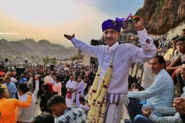 شاهد ..(صورة) نهايه قصة حب نادرة ومؤثرة بين معلم يمني وطالبته بتعز استمرت 13 عاما رفضه اهلها خلاله عشرات المرات