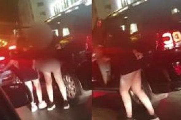 فيديو صادم : شجار الذي أغضب أبناء المملكة بين فتاتين بملابس فاضحة مع شاب في قلب العاصمة (شاهد)