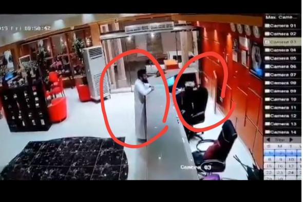 بالفيديو : نزيل يضرب موظفة فندق بجازان .. والأخيرة توضح : ” طلب مني الصعود معه للغرفة” !