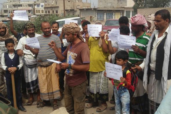 الضالع : النازحين من سكان مناطق سليم والفاخرينفذون وقفه احتجاجيه امام مبنى السلطه المحلية 