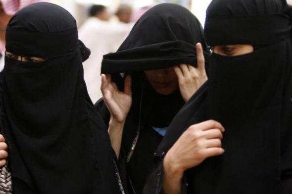 فيديو لأول مرة: سعوديات يتجولن في الأسواق بلباس عصري