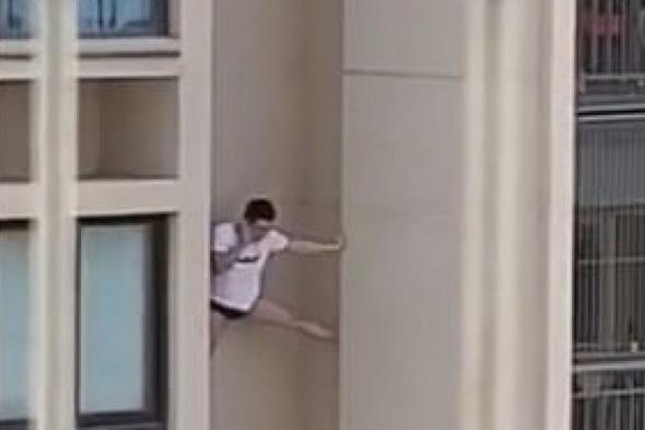 شاهد بصور: هكذا رجل صيني انقذ نفسه بعد سقوطه من مبنى كبير