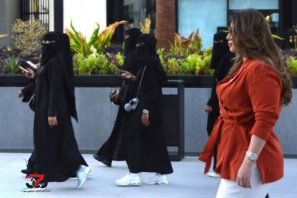 فتاة سعودية مشهورة تتجول في شوارع الرياض بدون عباءة وما حدث لها اليوم في أشهر المطاعم أمر لا يخطر على بال.. شاهد (الفيديو)