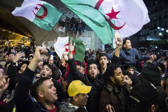 اعتقال عدد من المتظاهرين في احتجاجات ليلية بالجزائر