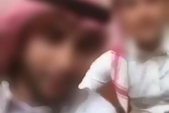 إيقاف مقيمَيْن ظهرا في فيديو يتضمن إساءة للزي السعودي