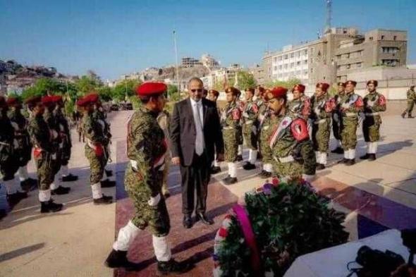 شاهد.. صور رئيس المجلس الانتقالي "عيدروس الزبيدي" التي اثارت غضب كل الحاضرين في عقد اتفاق الرياض