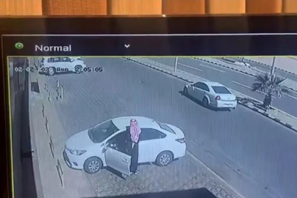 قاتل مرعب يظهر في وسط النهار بمدينة حائل السعودية .. وينفذ أول جريمة قتل .." شاهد الفيديو الصادم الذي وثقته كاميرا مراقبة"