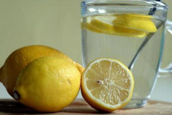 فوائد الليمون والماء الدافئ قبل النوم