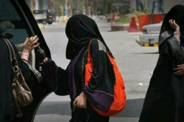 بالفيديو .. يمنية توثق محاولة شاب التحرش بها في حافلة !