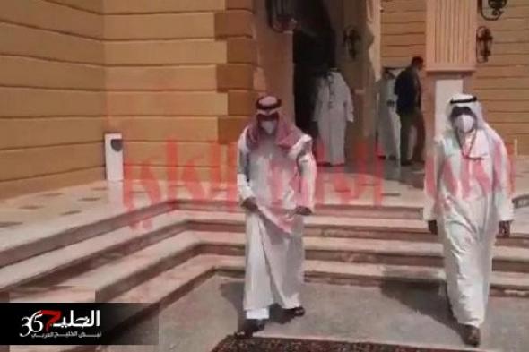 دون حراسة .. شاهد الأمير ‘‘نواف الأحمد’’ يخرج من صلاة الجمعة ويقود سيارته بنفسة