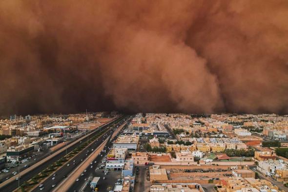 تعليق الدراسة وغلق الطرق .. عاصفة قوية تضرب مدينة جدة بالسعودية