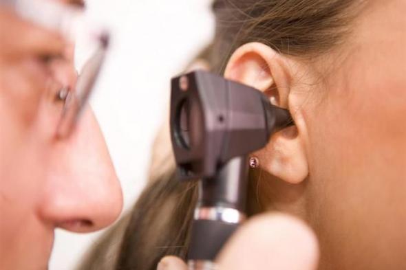 الأطفال أكثر عرضة.. ما أسباب الإصابة بالتهاب الأذن الوسطى؟