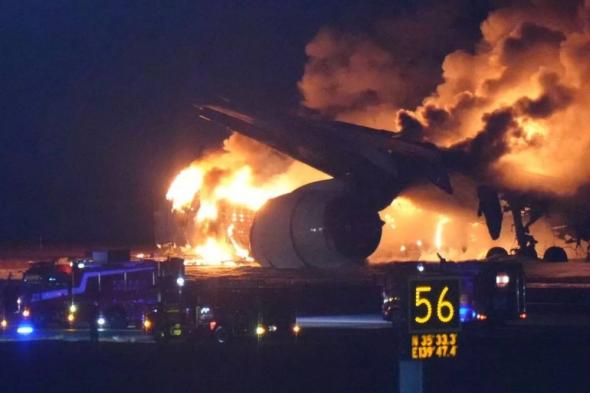 النيران تشتعل في طائرة يابانية أثناء الهبوط