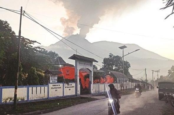 إجلاء ألفي شخص في إندونيسيا بسبب أنشطة بركانية