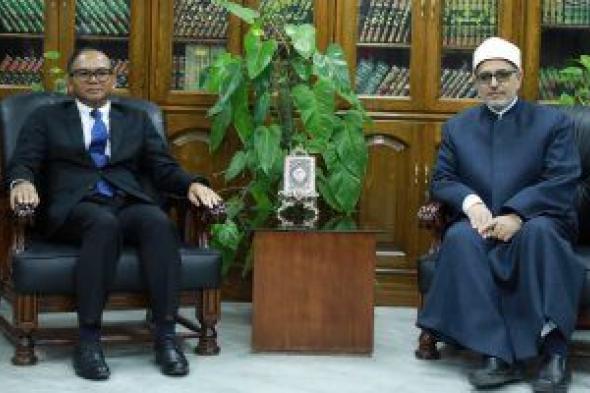 رئيس جامعة الأزهر يبحث مع سفير كمبوديا سبل توطيد التعاون العلمى