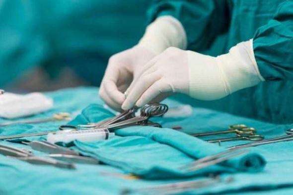 الامارات | طبيب تجميل يجبر فتاة على إجراء جراحة تجميلية لتوظيفها معه ثم يطردها