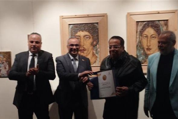 رئيس هيئة قصور الثقافة يكرم الفنانين المشاركين بمعرض "العائلة المقدسة" بالأوبرا