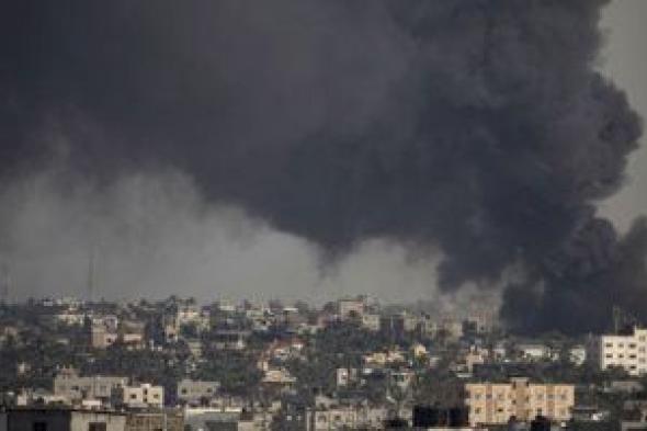 غارة إسرائيلية تستهدف مخيم البريج بالتزامن مع إطلاق قنابل فسفورية