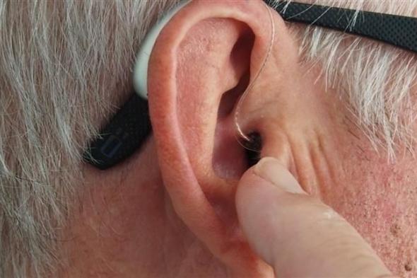 ضعف السمع .. المعينات السمعية تطيل العمر