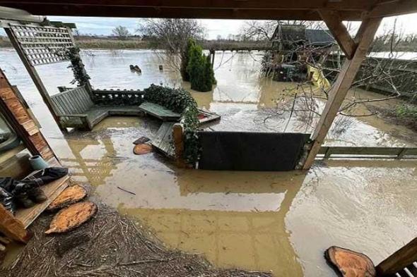 شاهد.. الفيضانات تغرق إنجلترا: تضرر ألف منزل و315 تحذيرًا للسكان