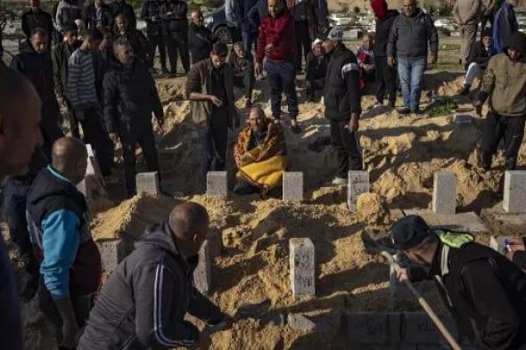 "إسرائيل" تنبش المقابر في غزة.. و"حماس" تتهمها بسرقة 150 جثة