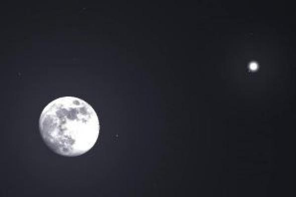 مشهد بديع.. معهد الفلك: اقتران القمر والزهرة وقلب العقرب الاثنين والثلاثاء