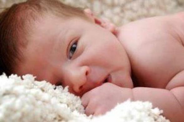 متى يكون البكاء علامة على مشكلة صحية عند الرضيع.. استشارى أطفال توضح