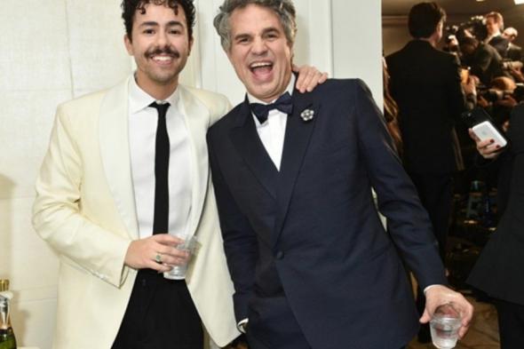 رامي يوسف ومارك رافالو يحتفلان بفوز فيلمهما في Golden Globes بقبلة حميمة أمام الجميع