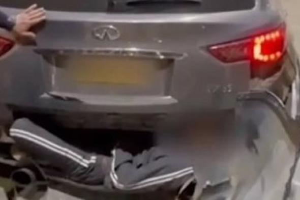 تراند اليوم : الإمارات .. شاهد: القبض على شخصين حاولا الاختباء داخل هيكل سيارة بطريقة لا تخطر على البال