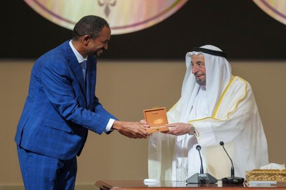 الامارات | حاكم الشارقة يكرّم الشعراء الفائزين بجائزة القوافي