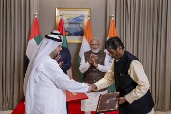 الخليج اليوم .. الإمارات والهند توقعان مذكرات تفاهم للتعاون الاستثماري في قطاعات متعددة