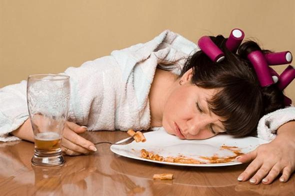 هذا ما يحدث لك عند النوم بعد الأكل مباشرة