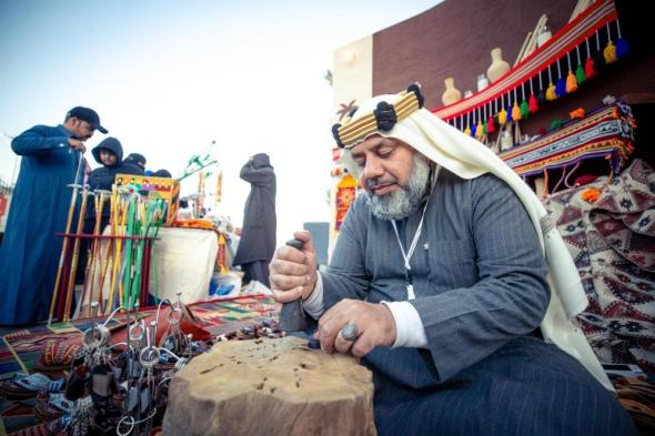 عروض حية للحرف اليدوية التقليدية تجذب زوار مهرجان الكُتّاب والقُراء