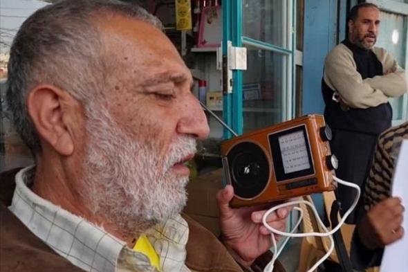 في ظل انقطاع الكهرباء والانترنت.. "الراديو" نافذة سكان غزة على الأحداث
