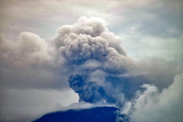 بركان جزيرة فلوريس.. حالة تأهب قصوى في إندونيسيا.. ما القصة؟