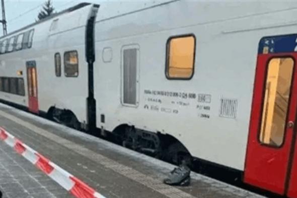 مسنة بكرسي متحرك تنجو من الموت تحت قضبان القطار بأعجوبة في سويسرا