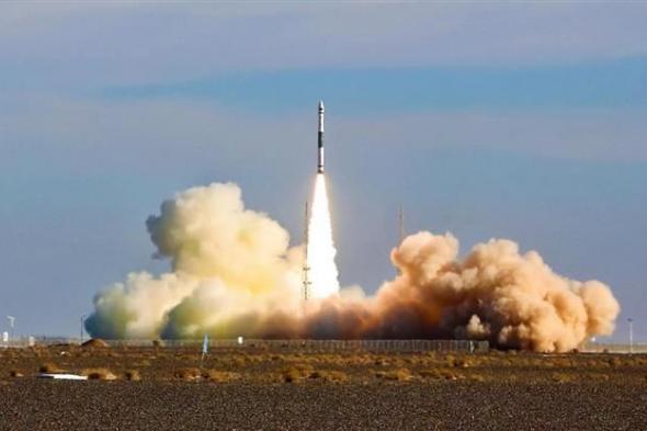 الصين تطلق صاروخًا على متنه ثلاثة أقمار اصطناعية
