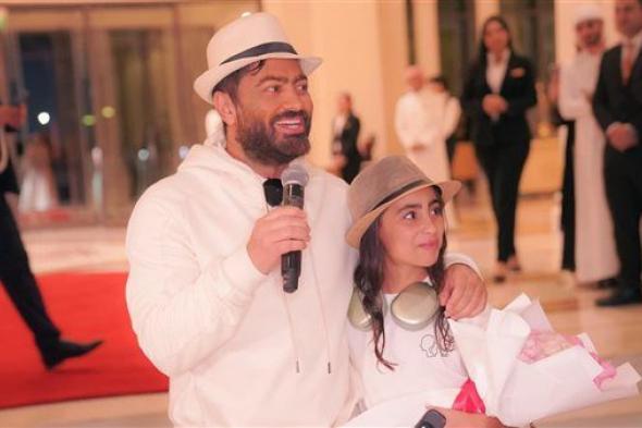 استقبال حافل بالورود لـ تامر حسني وابنته تاليا في دبي